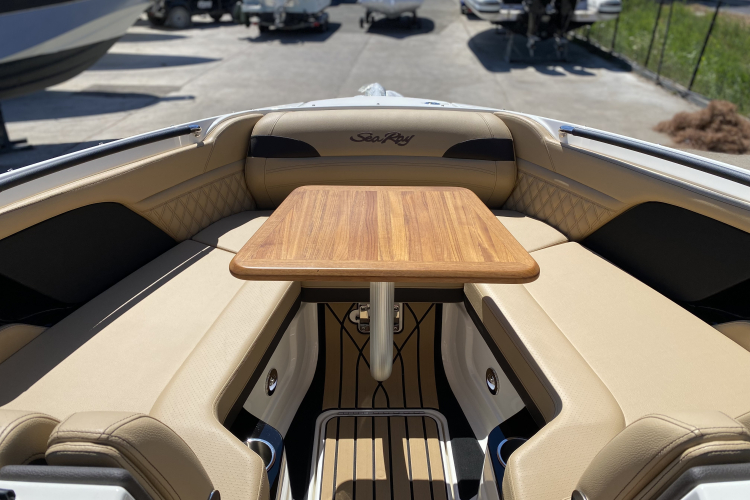 Carré avant avec table Sea Ray 260 SLX